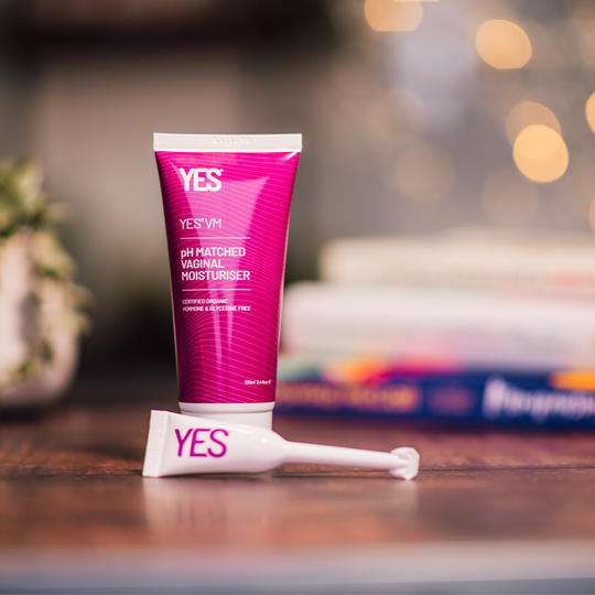 YES VM vaginal moisturiser tube next to a YES VM vaginal moisturiser applicator.  